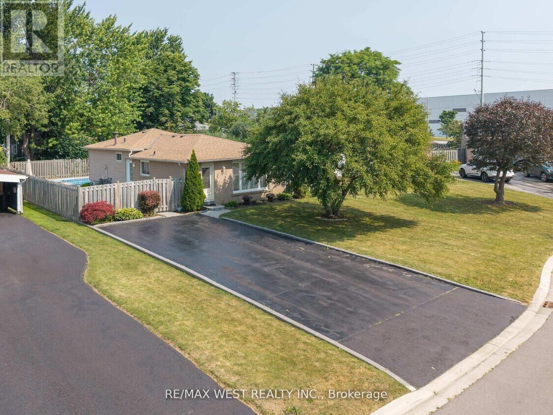 Primary Photo - 44 Fidelia Crescent