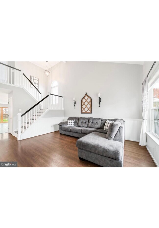 Front living room - 388 Marldale Dr