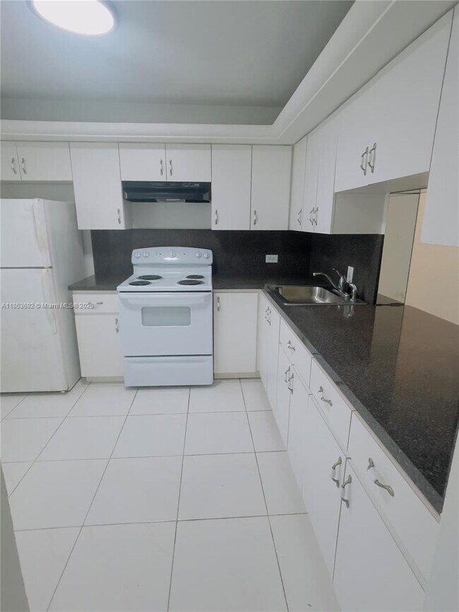 Foto del edificio - 443 NE 195th St
