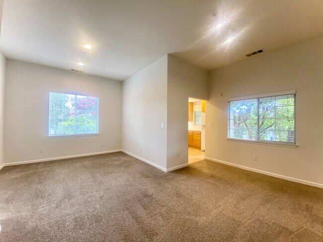 Building Photo - Gorgeous Condo - Gated Community in Fremont!