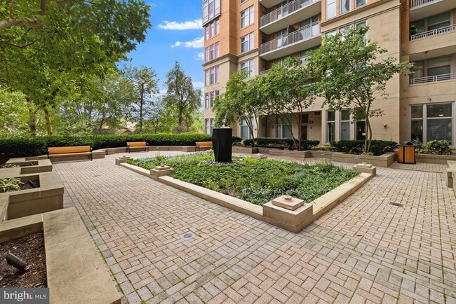 Building Photo - 8220 Crestwood Heights Dr