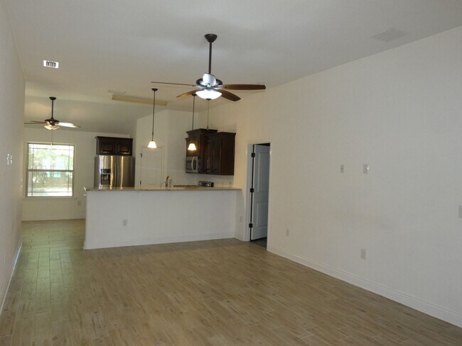 Foto del edificio - Spacious 3-Bedroom Home - Great Location