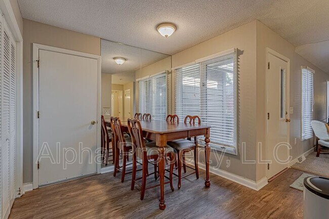 Foto del edificio - 406 Sparrow Hawk Ct