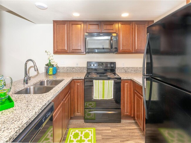 Kitchen Appliances at Heron Pointe Apartments & Townhomes - Heron Pointe Apartments & Townhomes