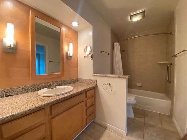 Building Photo - Beautifully Renovated Townhome! Move In Re...