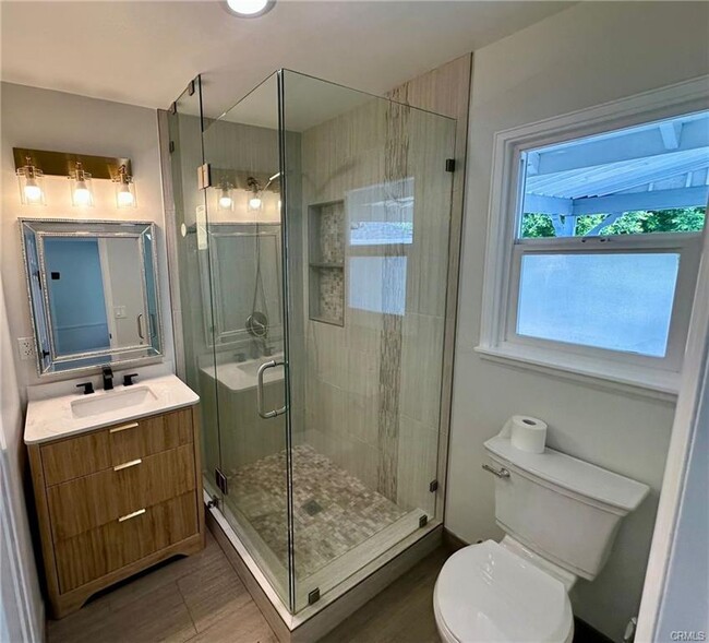 Foto del edificio - 23012 Gilmore St