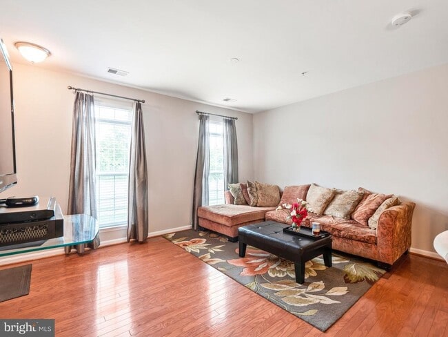 Building Photo - 43889 Centergate Dr