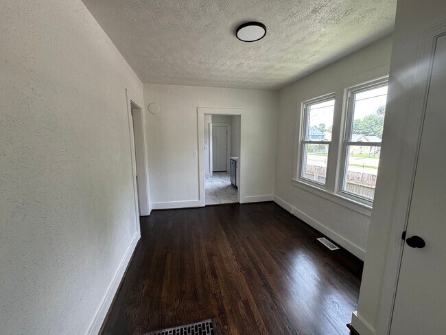 Foto del edificio - Newly updated 3 bedroom 1 bath with hardwo...