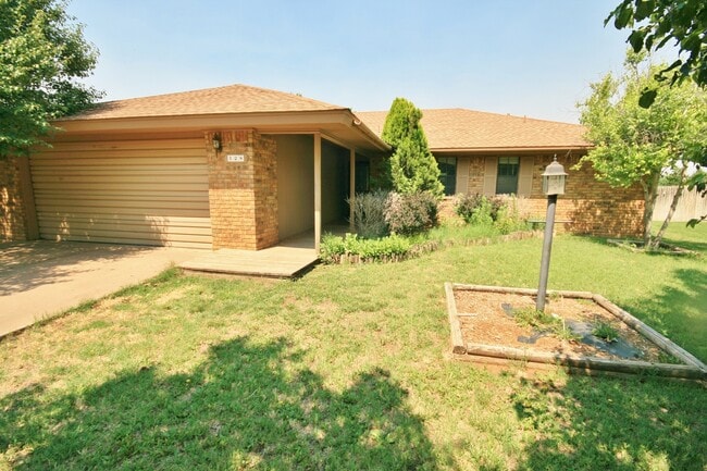 Building Photo - Zia Elementary, Hardwood Floors, Pets ok  ...