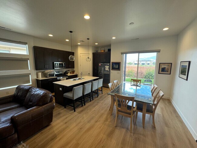 Building Photo - FURNISHED WOODLAND ESTATES: LAZY RIVER! Ex...