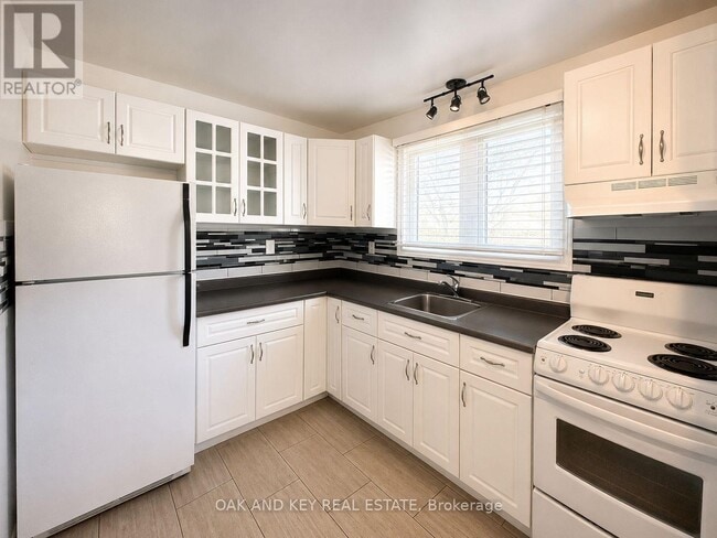 Building Photo - 307 Springbank Ave N
