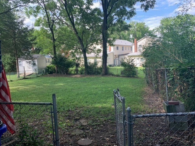 backyard fenced - 4820 Fox St