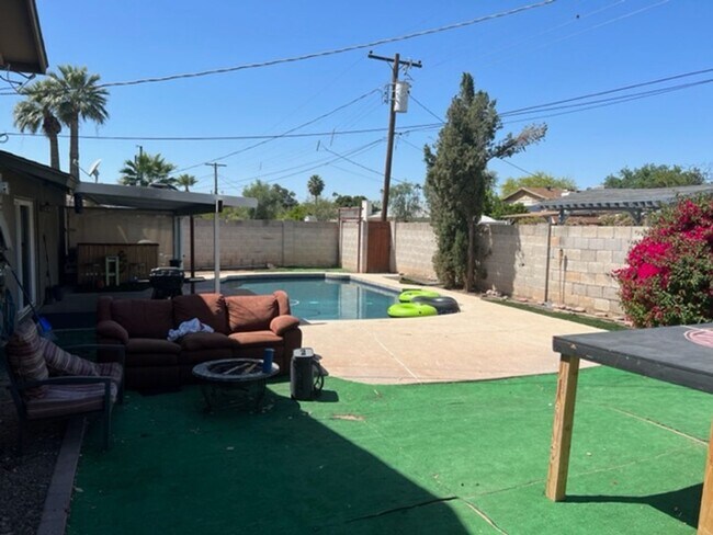 Foto del edificio - Amazing Tri-Level home close to ASU.  Pool and 2 Car Garage