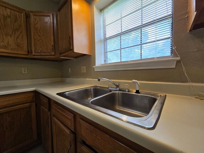 Foto del edificio - AVAILABLE NOW!