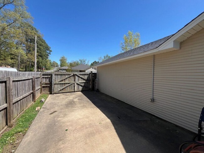 Building Photo - Nice Benton 3 bedroom 2 bathroom house.