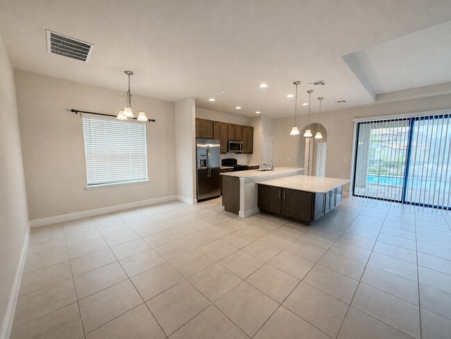 Foto del edificio - Spacious 6-Bedroom Home with 6.5 Baths in Haines City!