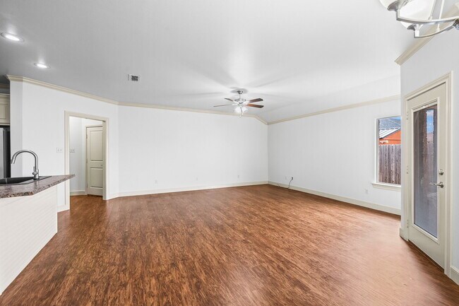 Foto del edificio - Beautifully Updated 3-Bed, 2-Bath, 2-Car Garage Duplex in Prime Lubbock Location!