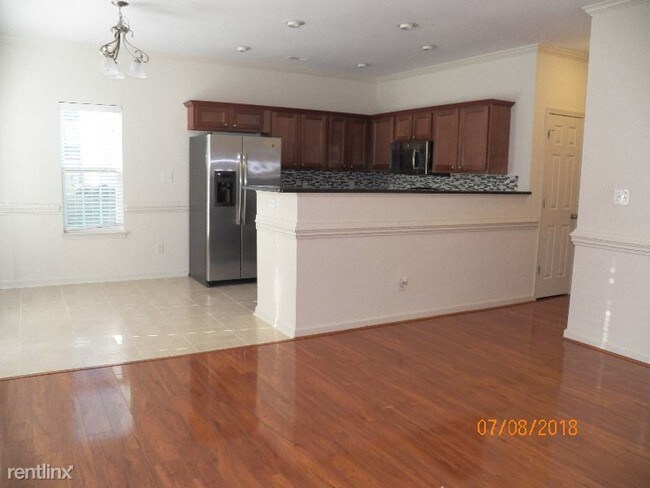 Building Photo - 3 br, 2.5 bath Townhome - 205 Madison Square