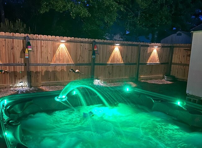 Building Photo - HOT TUB ANYONE?  THIS OFF-SEASON RENTAL IS AVAILABLE FOR A LIMITED TIME
