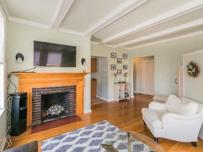 Living room - 1480 Commonwealth Ave