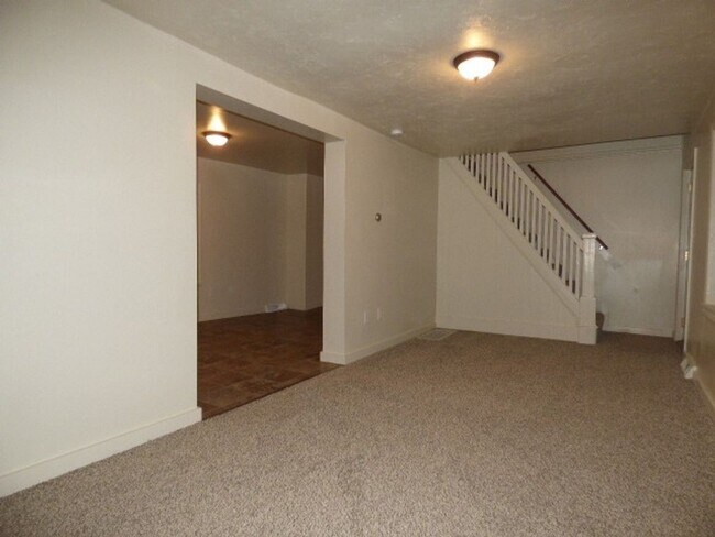 Building Photo - 522 W Broadway