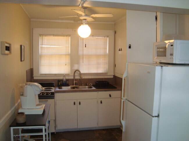 Foto del edificio - Fully furnished Studio Apt with all Utilit...