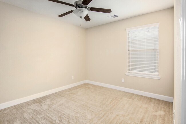 Foto del edificio - 26311 Parkman Grove Dr