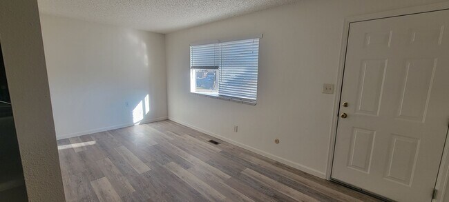 Foto del edificio - 2 bedroom 1 bath with garage ** Move-In Special