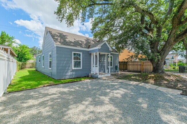 Photo - Charming Front Unit Apartment