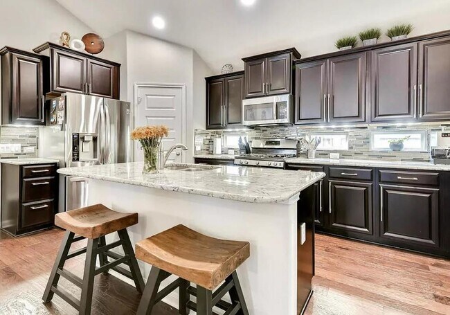 Building Photo - 2405 Muzzie Ln