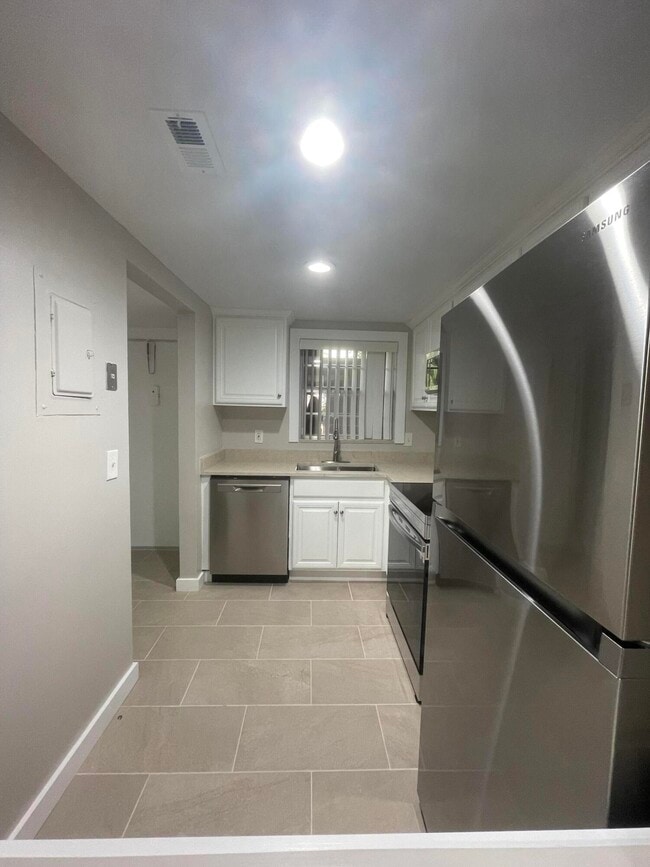 Building Photo - 1638 Embassy Dr