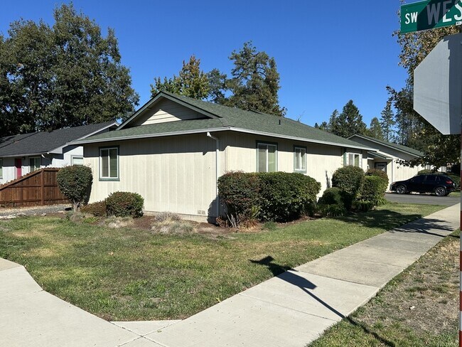 Foto del edificio - 1616 SW K St