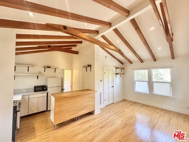 Foto del edificio - 6853 1/2 W Alta Loma Terrace