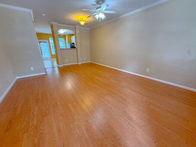 Foto del edificio - Spacious 2 bedroom 2.5 bath townhome