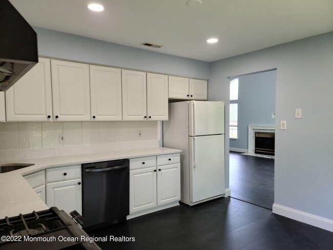 Building Photo - 7902B Normandy Dr
