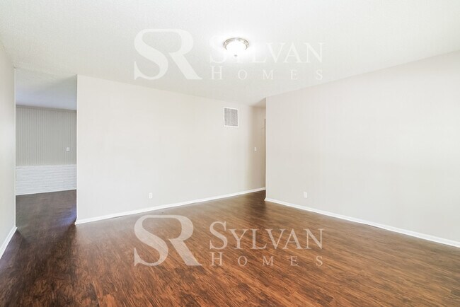 Building Photo - Prepare to fall in love with this 3 bedroo...