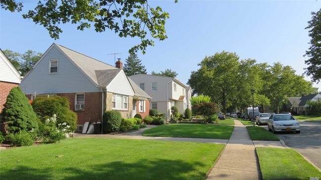 Building Photo - 179 Primrose Dr