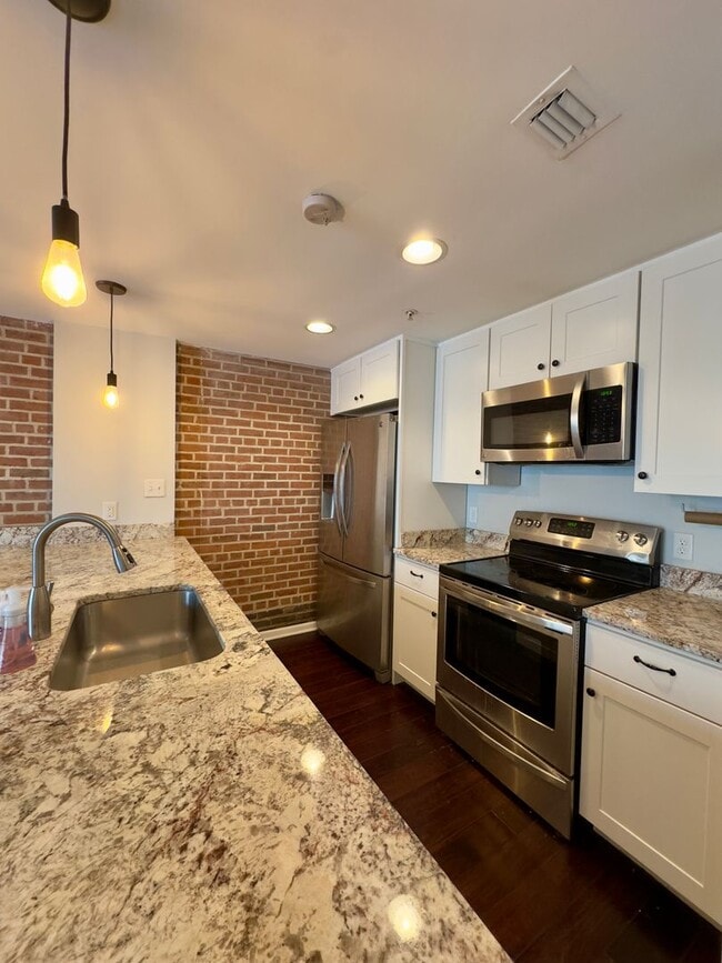 Building Photo - Charming 2Bed/2Bath Waterfront Apartment i...