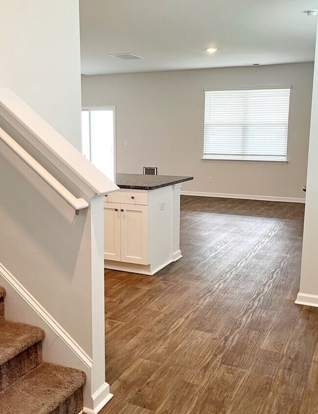 Building Photo - Stunning 4 Bedroom located in Cul-de-sac