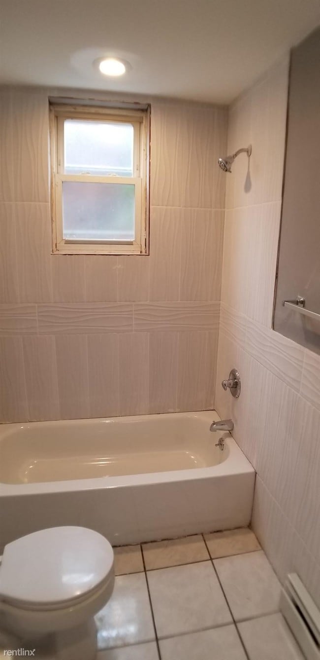 Building Photo - 3 br, 1 bath  - 358 S 11th St Apt 2