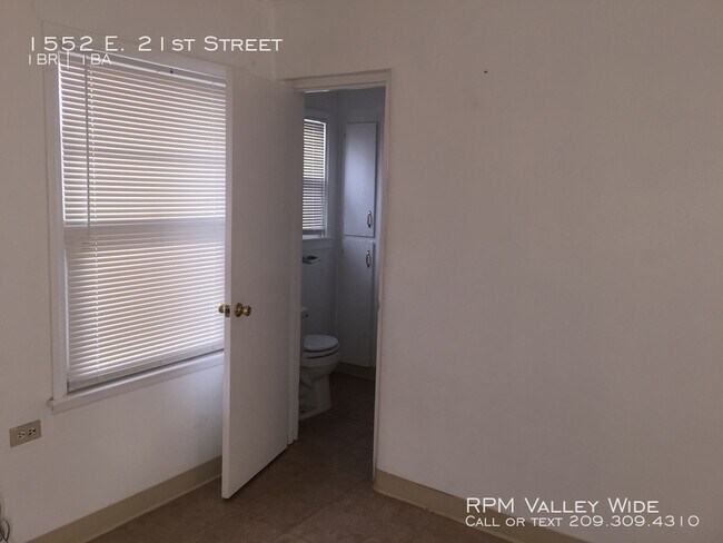 Building Photo - Super Cute Cottage Available NOW!
