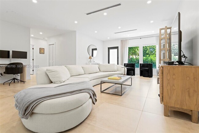 Foto del edificio - 281 NE 48th Terrace