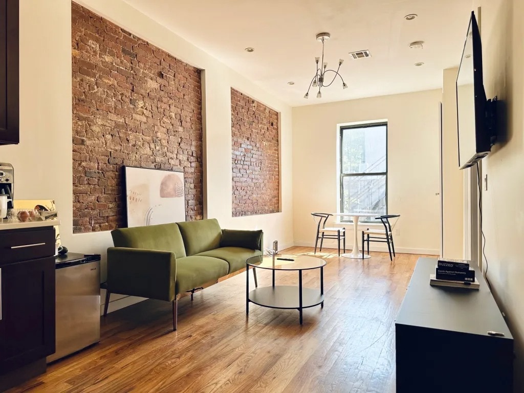 Furnished room/NOT APARTMENT - Furnished room/NOT APARTMENT
