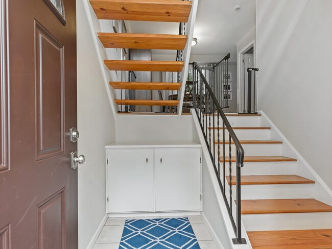 Building Photo - 272 Hubbard Ave