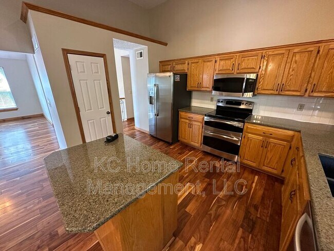 Building Photo - 1008 N Crest Dr