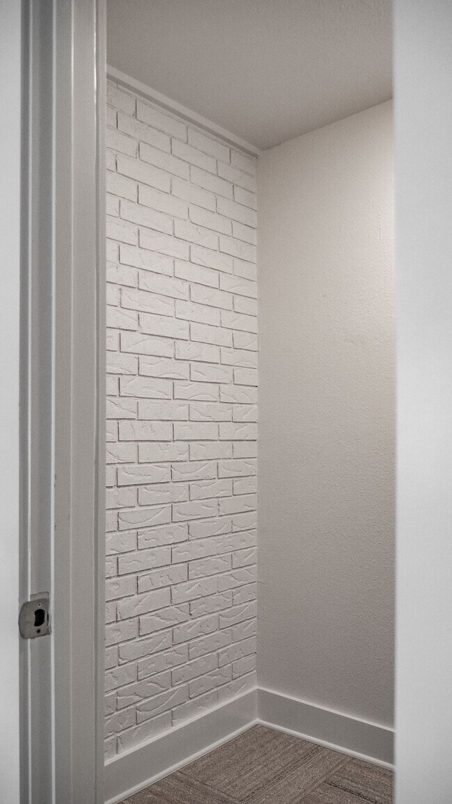 Foto del edificio - 300 W Pleasure Ave
