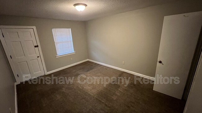 Building Photo - 3228 S Mendenhall Rd