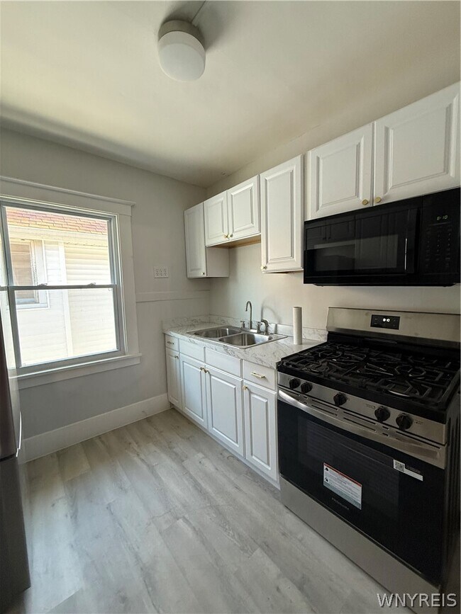 Foto del edificio - 301 Crestwood Ave