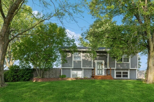 Foto del edificio - QUIET NEIGHBORHOOD!!  3 Bedroom, 1.5 Bath Home in Norwalk
