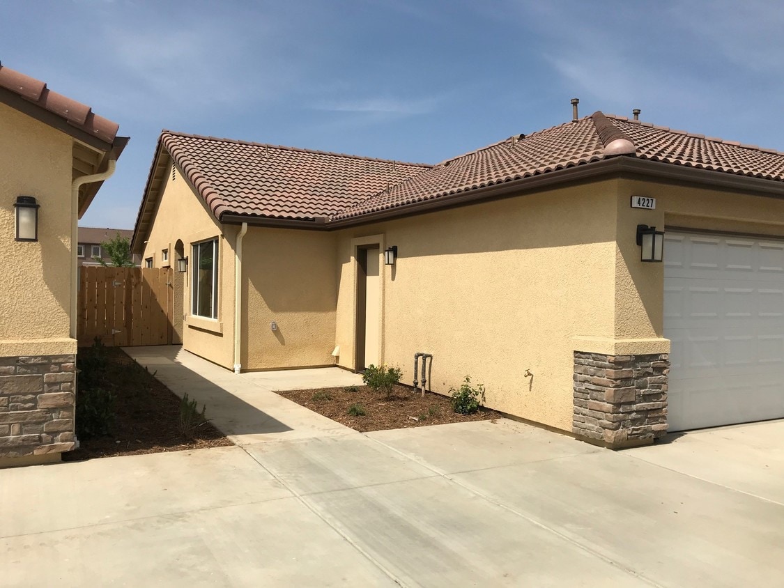 4227 Burrel Dr Unit 1, Visalia, CA 93292 Room for Rent in Visalia, CA